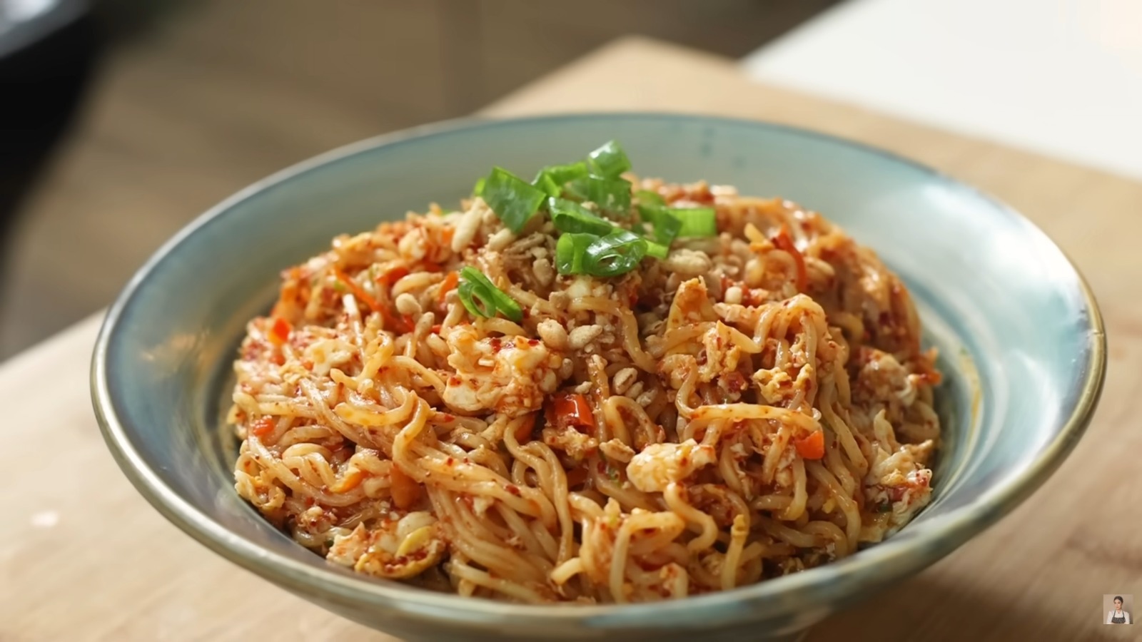 Mi instan menjadi makanan populer di Indonesia.