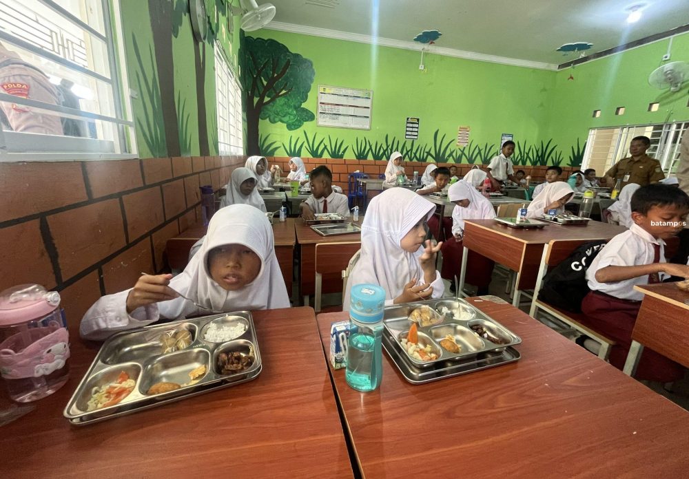 Ilustrasi. Murid SD di Batam menikmati makanan program MBG yang dibagikan di sekolah.