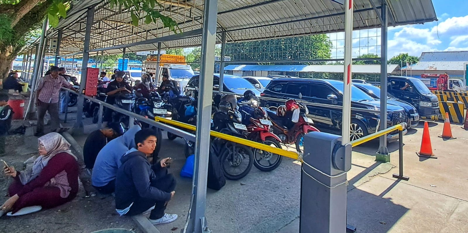 Pengguna jasa mengantre sebelum masuk kapal RoRo di Pelabuhan ASDP Tanjunguban, Bintan, Selasa (23/12/2025) lalu.