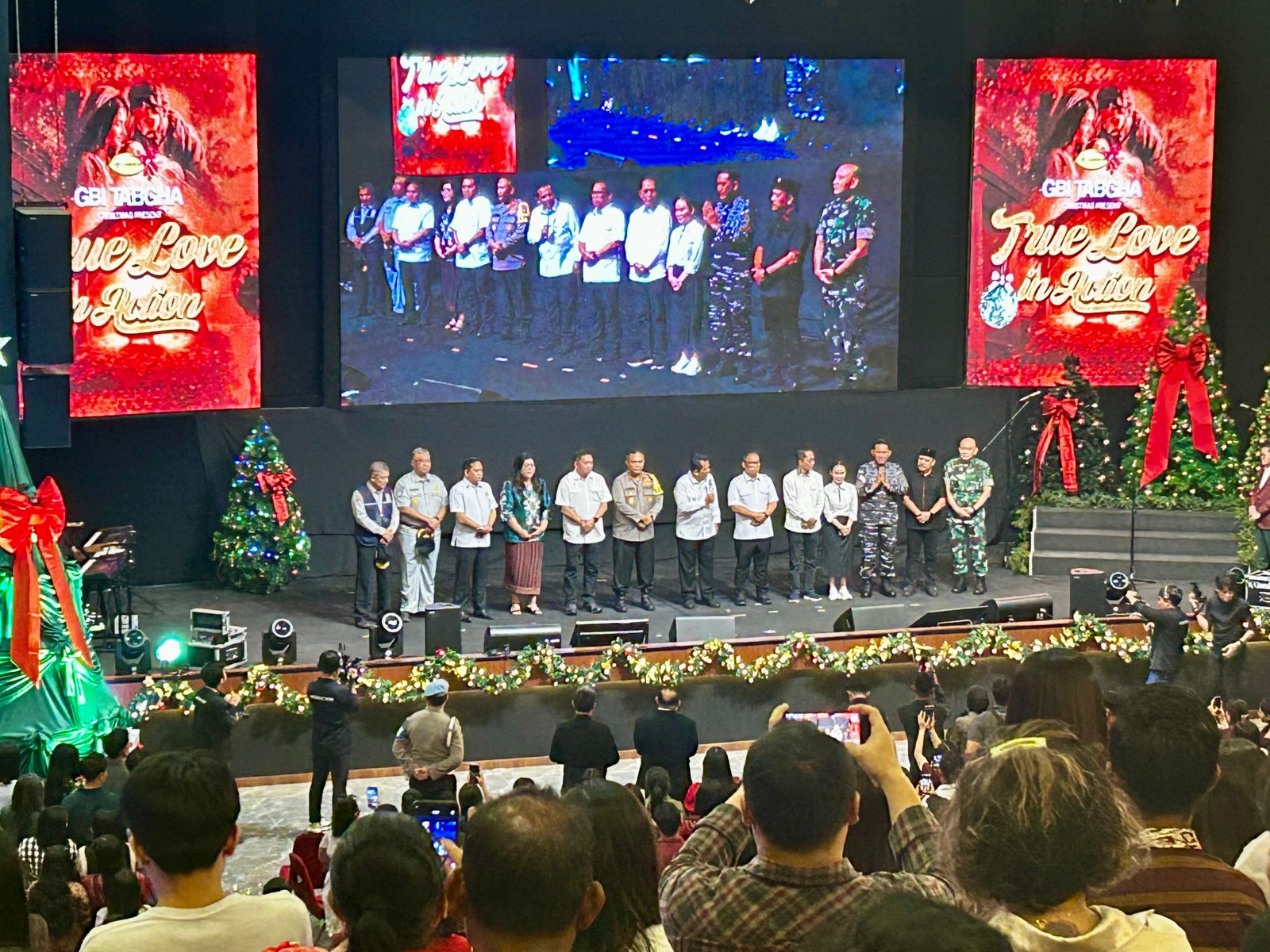 Forkopimda Kepri mengunjungi Gereja Tabgha, Batam Center, Rabu (24/12/2025) malam. Kunjungan mereka disambut ribuan jemaat yang hendak beribadah Malam Natal. F. Chahaya Simanjuntak/Batam Pos