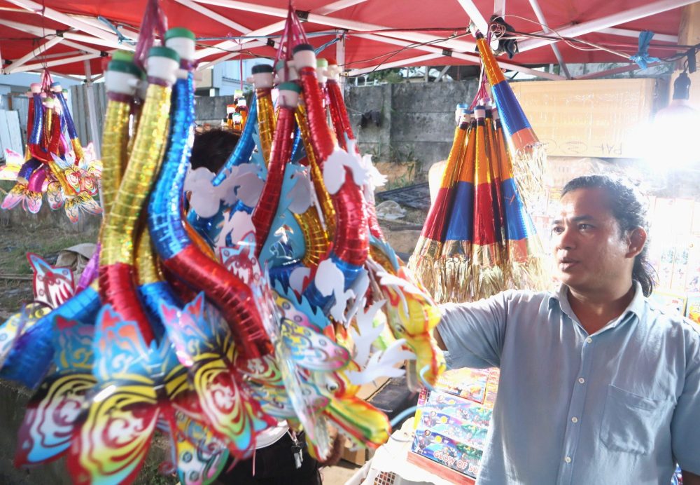 Menjelang perayaan tahun baru penjual terompet mulai menjajakan terompetnya seperti yang terlihat di kawasan Batam Center Selasa (23/12).F.Cecep Mulyana/Batam Pos