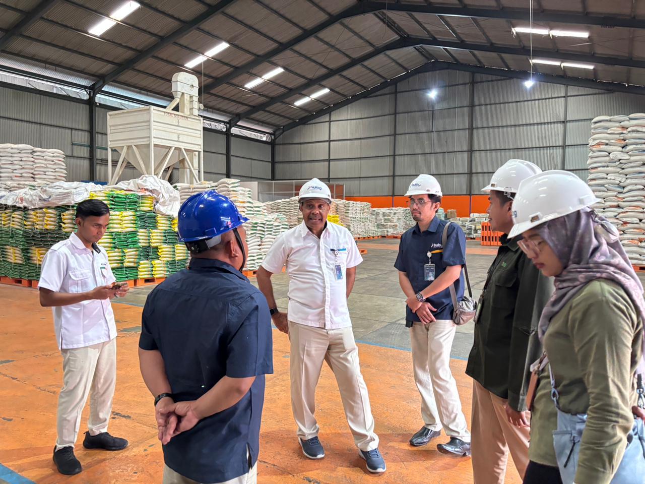 Stok beras di Gudang Bulog Batam dipastikan aman hingga empat bulan ke depan. Bulog menjamin ketersediaan dan stabilitas harga pangan di Batam dan Karimun menjelang Natal 2025 dan Tahun Baru 2026.