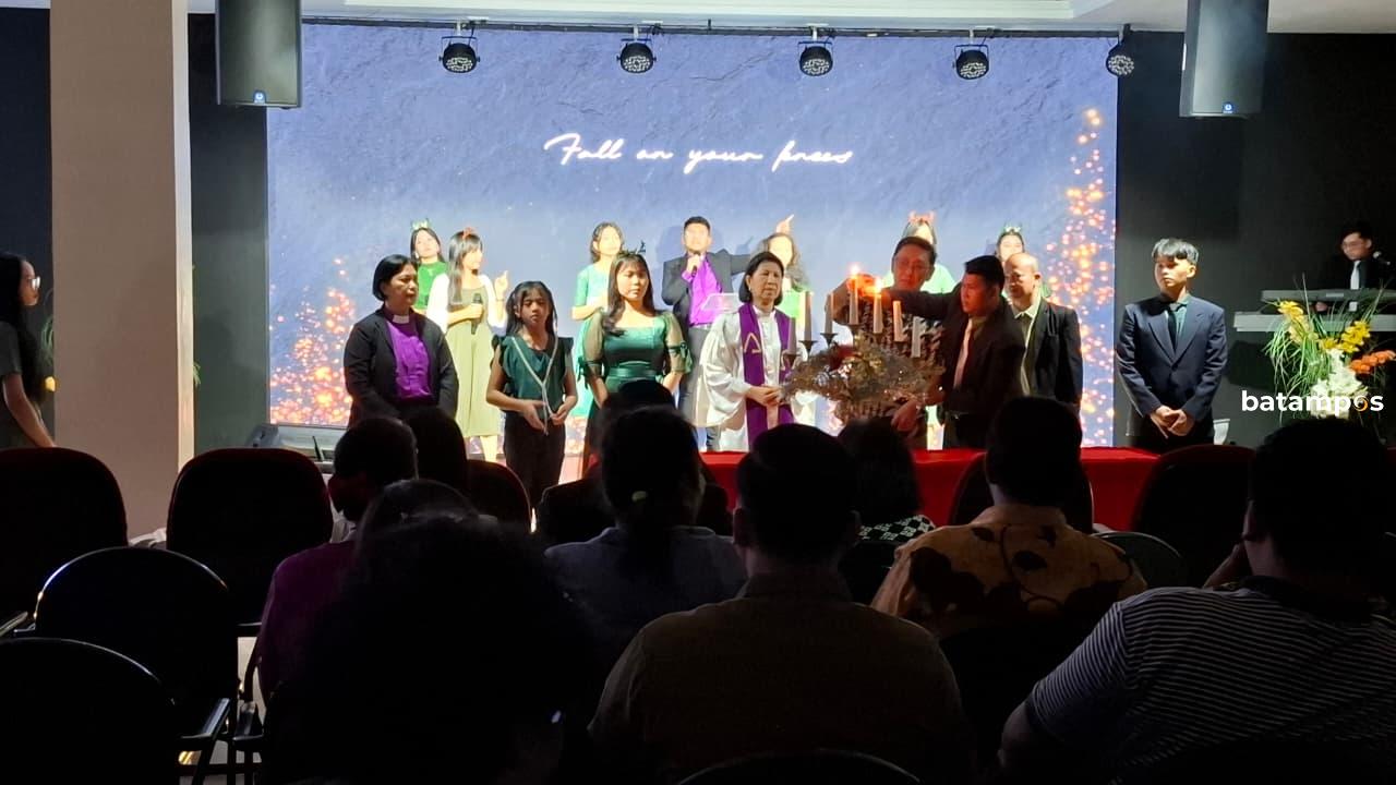 Suasana perayaan malam Natal di Gereja Kasih Karunia Indonesia (GEKARI) House of Peace, Rabu (24/12). Foto. Rengga Yuliandra/ Batam Pos