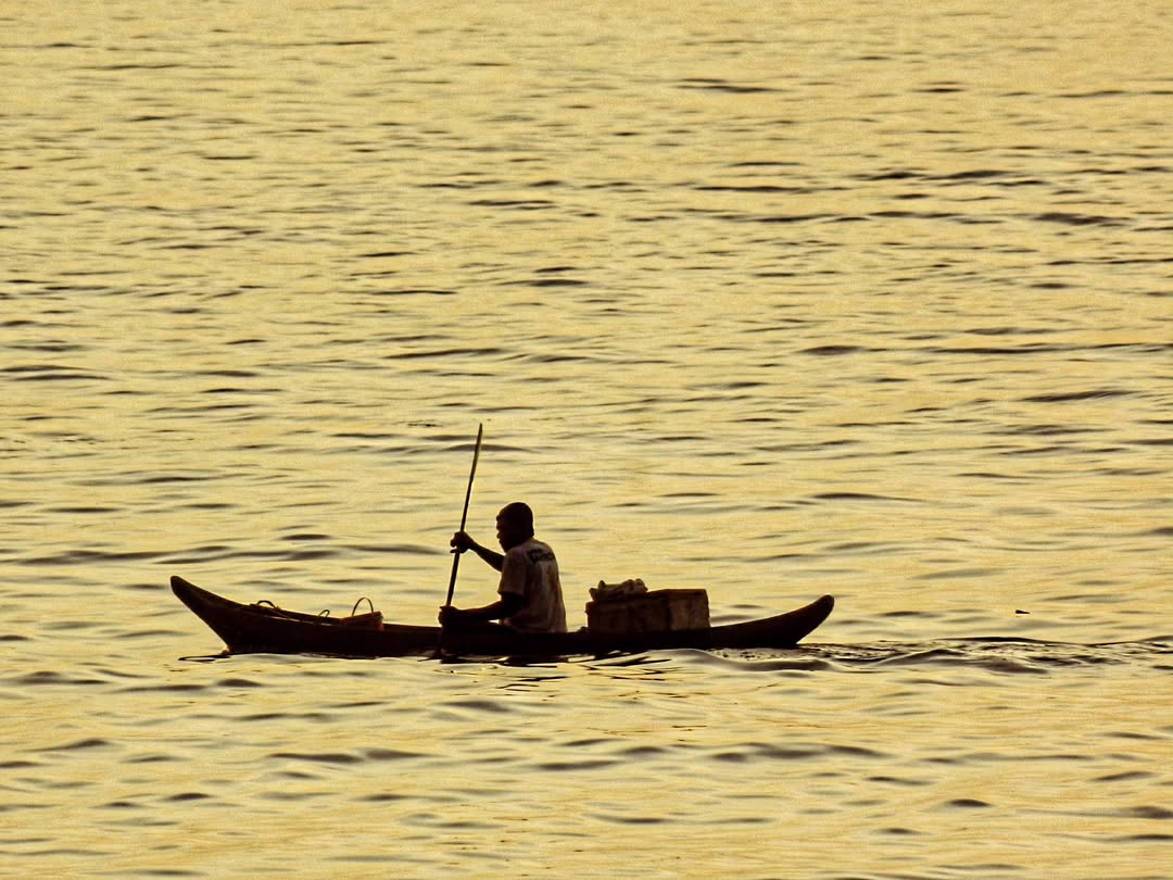 Seorang nelayan sedang mencari ikan di Perairan Tarempa, Anambas. Sepanjang 2025, 149 Dokumen Usaha Perikanan untuk nelayan kecil berhasil diterbitkan oleh DKP. F. Atoy untuk Batam Pos