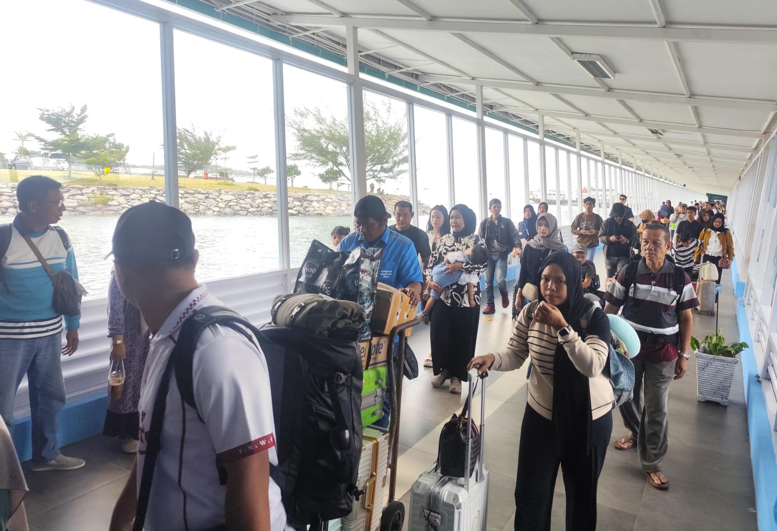 Para penumpang saat tiba di Pelabuhan Sri Bintan Pura Tanjungpinang, Kamis (25/12). F. Mohamad Ismail/Batam Pos