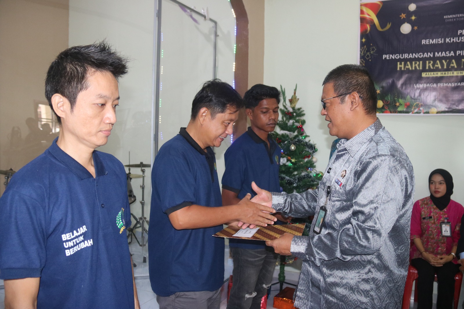 Kalapas Umum Tanjungpinang, Untung Cahyo Sidharta, menyerahkan surat remisi kepada warga binaan, Kamis (25/12). F. Kiriman Untung Cahyo Sidharta untuk Batam Pos