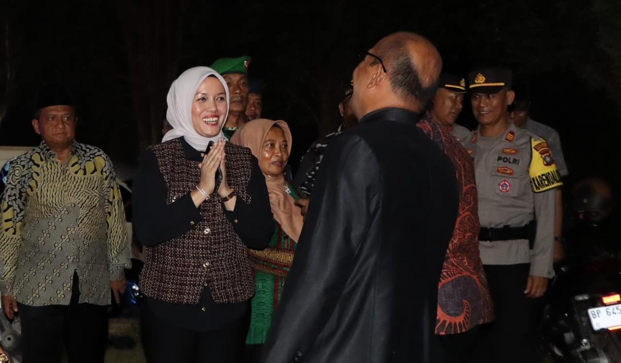 Wakil Bupati Bintan, Deby Maryanti, menyapa jemaat dan pengurus gereja saat meninjau pelaksanaan malam Natal di Kijang, Kecamatan Bintan Timur pada Rabu (24/12) malam. F. Andi untuk Batam Pos