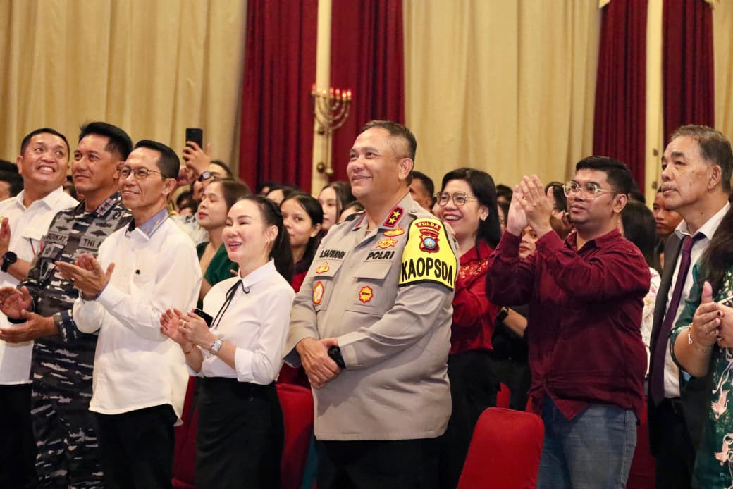 Kapolda Kepri Irjen Pol Asep Safrudin bersama Forkopimda meninjau pengamanan ibadah Natal di sejumlah gereja di Kota Batam, Rabu (24/12).  Humas Polda Kepri untuk Batam Pos