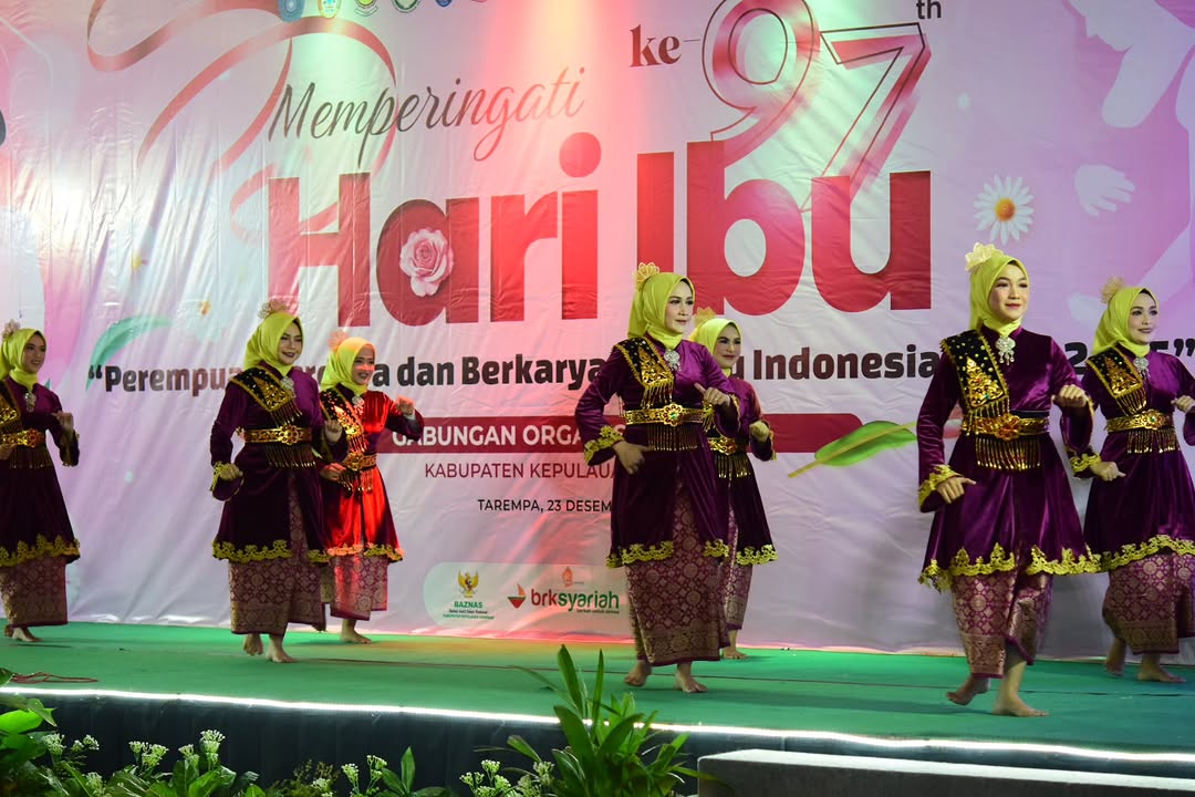 Kaum ibu-ibu unjuk kebolehan menari di acara puncak Hari Ibu ke-97 tingkat Kabupaten Kepulauan Anambas, Rabu (24/12) malam. F. Prengky Tanjung untuk Batam Pos