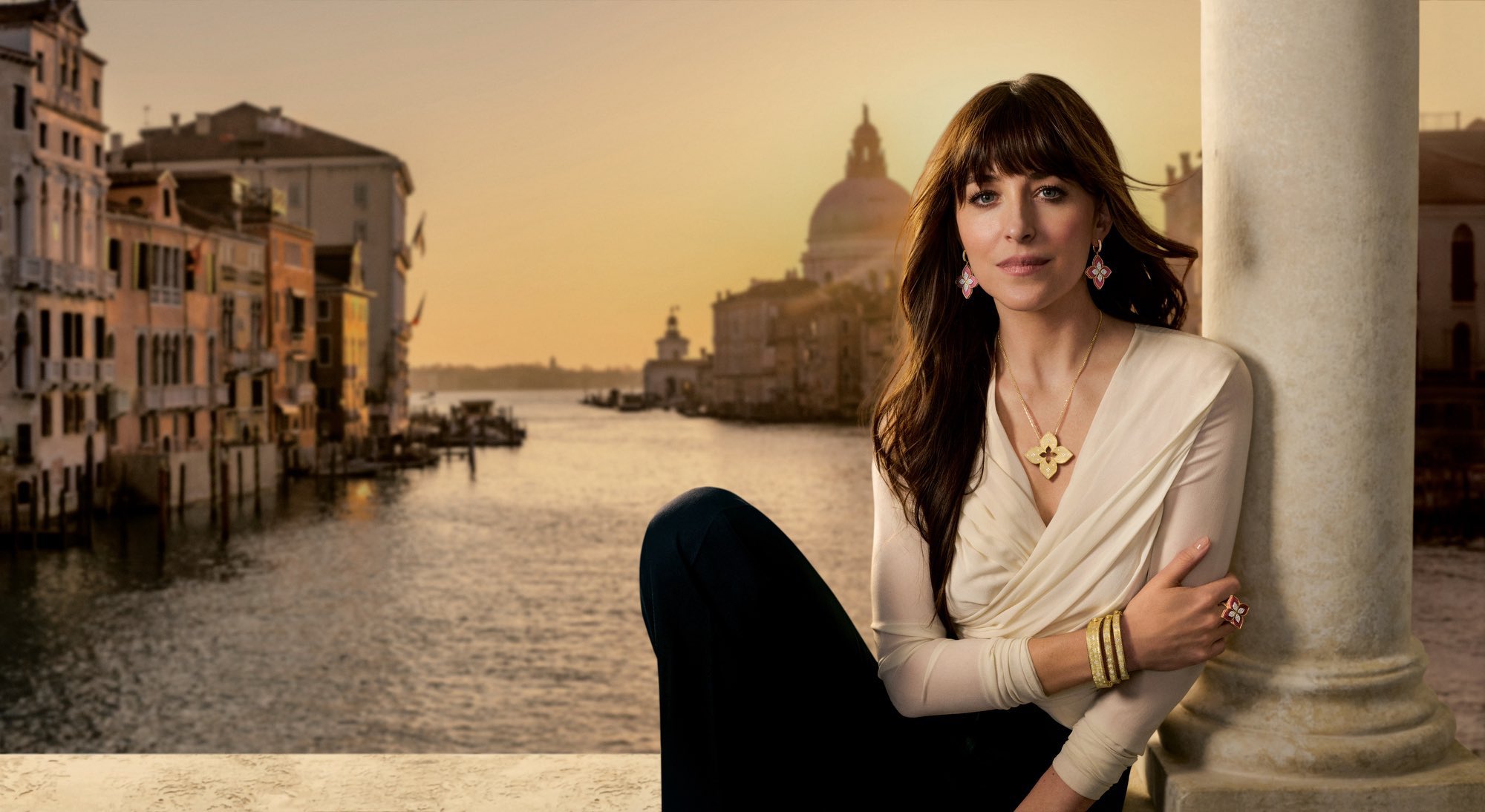 Dakota Johnson mengaku harus tidur 10 - 14 jam.