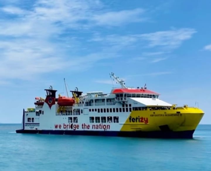 KMP Bahtera Nusantara 01 saat berlayar dengan lintasan Tanjunguban ke beberapa pulau. F. Kiriman Sukma Nugraha untuk Batam Pos