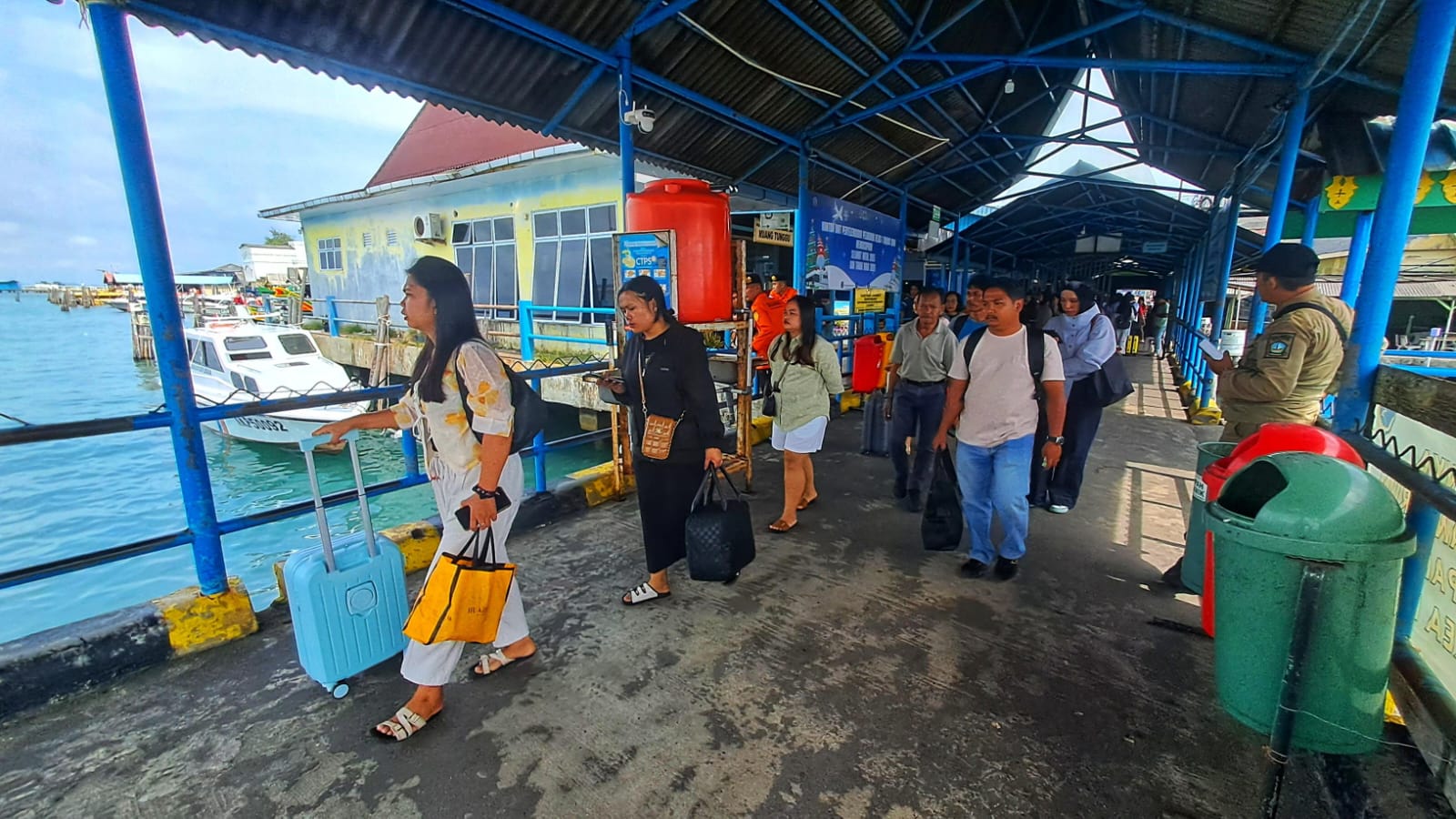 Penumpang yang berangkat dari Pelabuhan Bulang Linggi, Tanjunguban, Jumat (26/12). F. Slamet Nofasusanto/Batam Pos