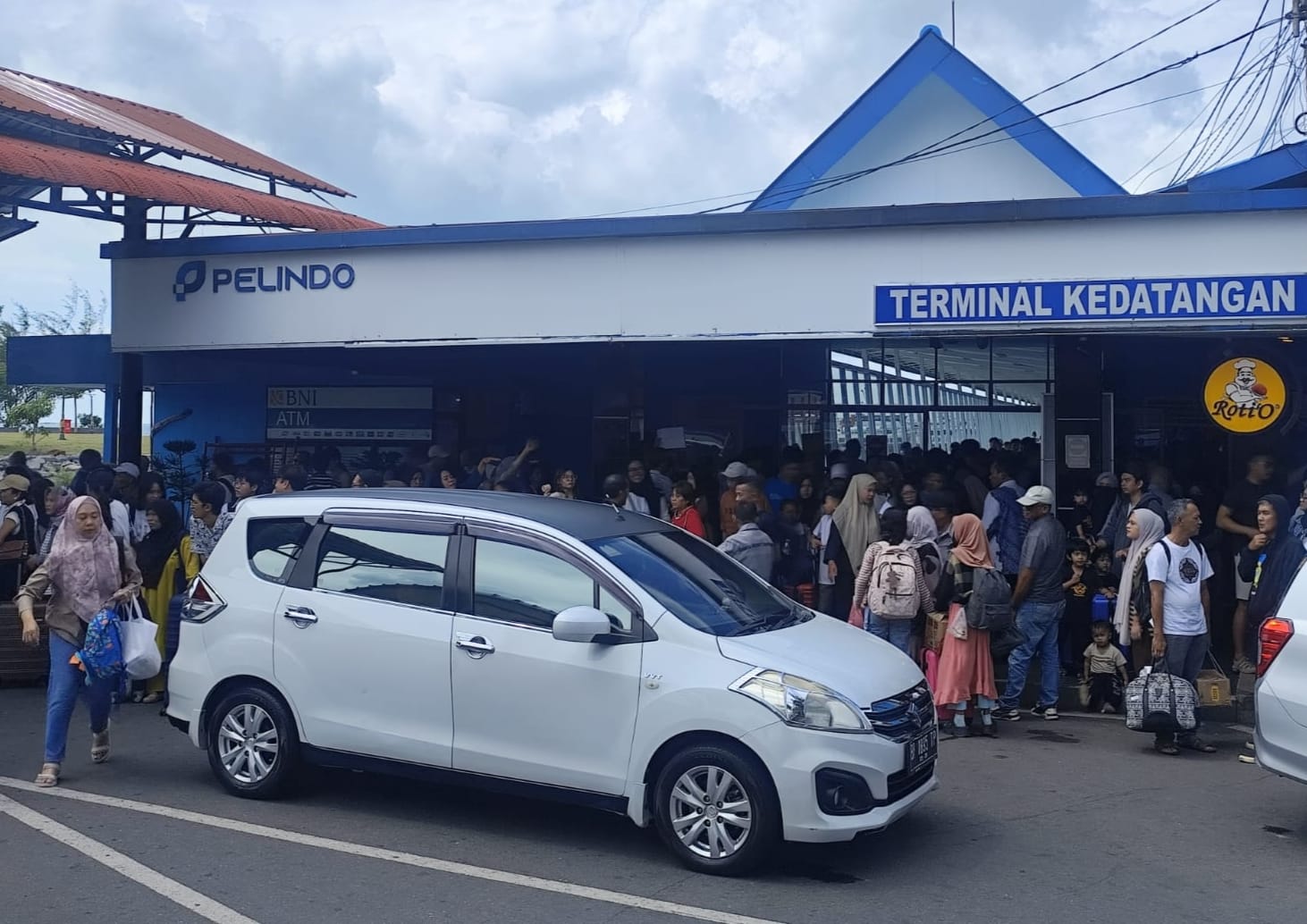 Ratusan penumpang tiba di pelabuhan Sri Bintan Pura Tanjungpinang, Jumat (26/12). F. Yusnadi Nazar/Batam Pos