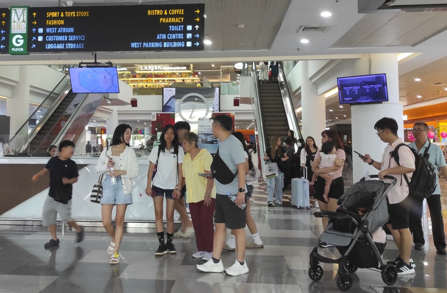 Pusat perbelanjaan Mega mall Batamcenter ramai oleh pengunjung maupun wisatawan saat masa liburan, Kamis (15/12).