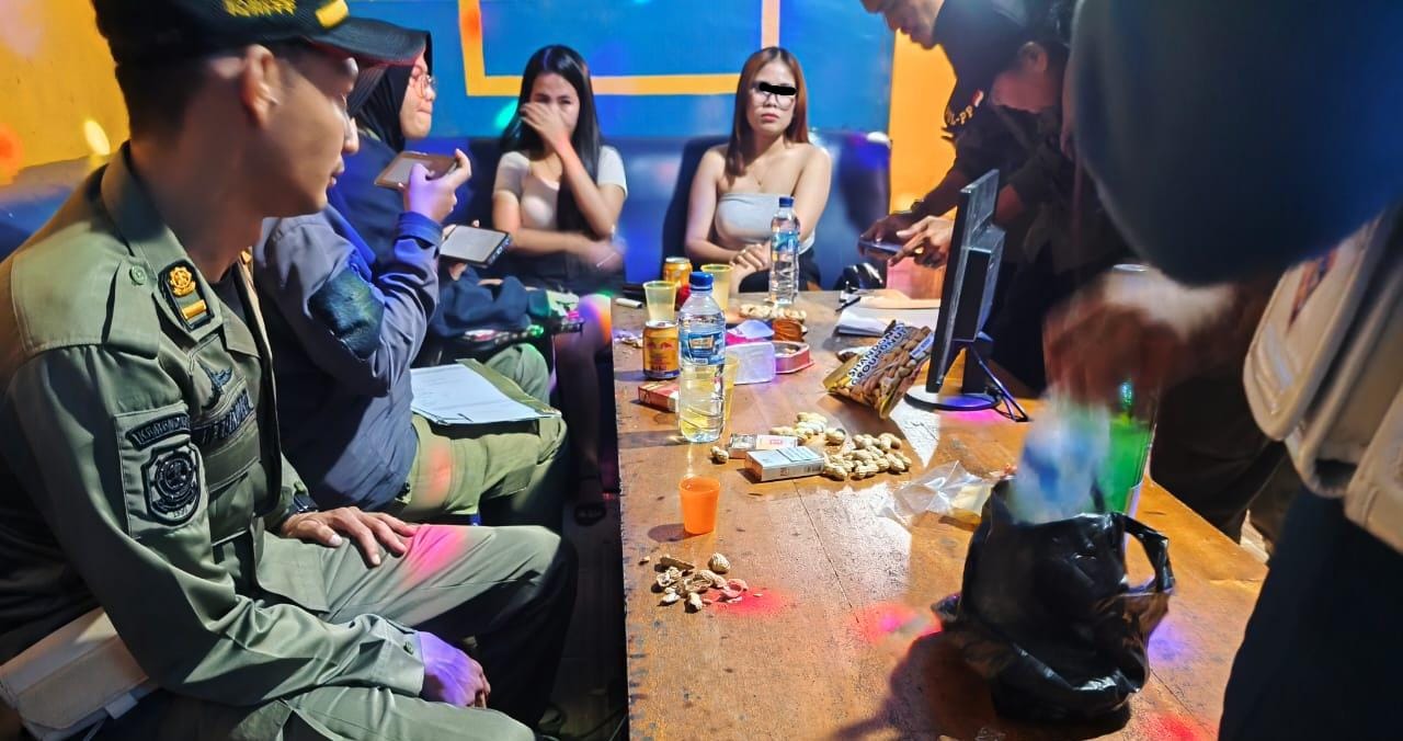 Petugas Satpol PP bersama tenaga medis Puskesmas Tarempa melakukan screening HIV/AIDS terhadap LC dan pengunjung tempat hiburan malam di Pulau Siantan, Anambas. F. Barry untuk Batam Pos