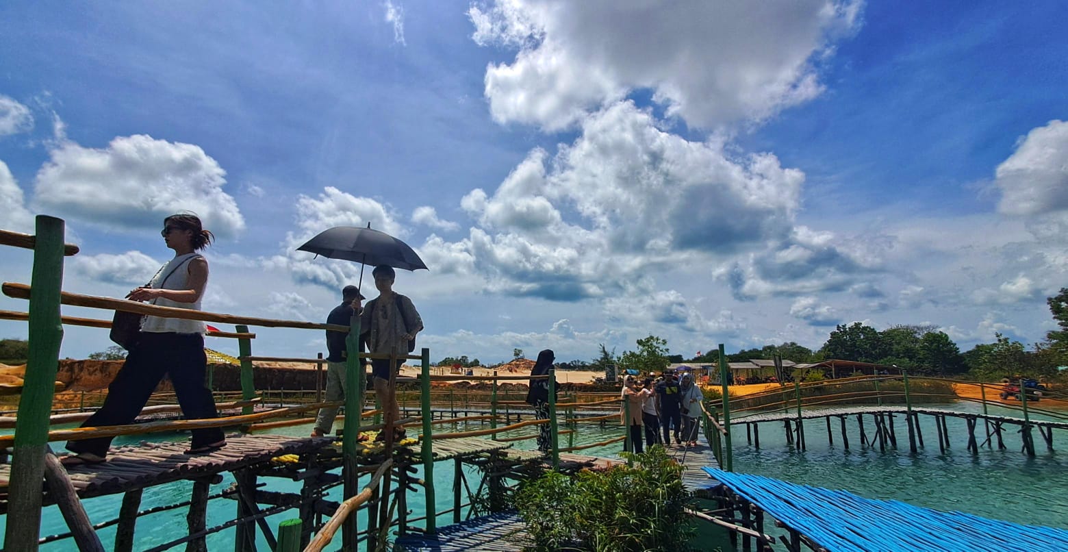 Para wisatawan berlibur di objek wisata Gurun Pasir Desa Busung di Bintan, Jumat (26/12). F. Slamet Nofasusanto/Batam Pos