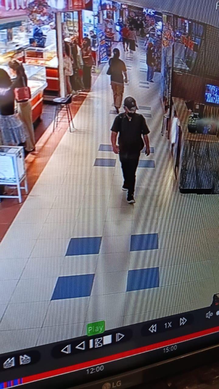 HASIL tangkapan layar dari kamera CCTV dengan terduga pelaku (pria bertopi) pencopetan ponsel milik Nikasia, istri Kepala Samsat Batamcenter, Patrick Nababan.