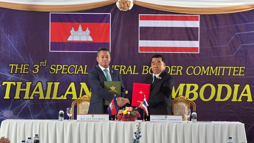 Menteri Pertahanan Thailand Natthaphon Narkphanit (kanan) bersama Menteri Pertahanan Kamboja Tea Seiha dalam Rapat Khusus ke-3 Komite Perbatasan Umum Kamboja&ndash;Thailand, Sabtu (27/12/2025)