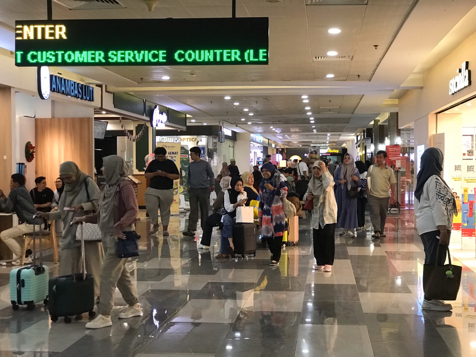 Pusat perbelanjaan Mega Mall Batam Center ramai dikunjungi turis asal Singapura dan Malaysia saat masa liburan Natal, Sabtu (27/12). F. M. Sya