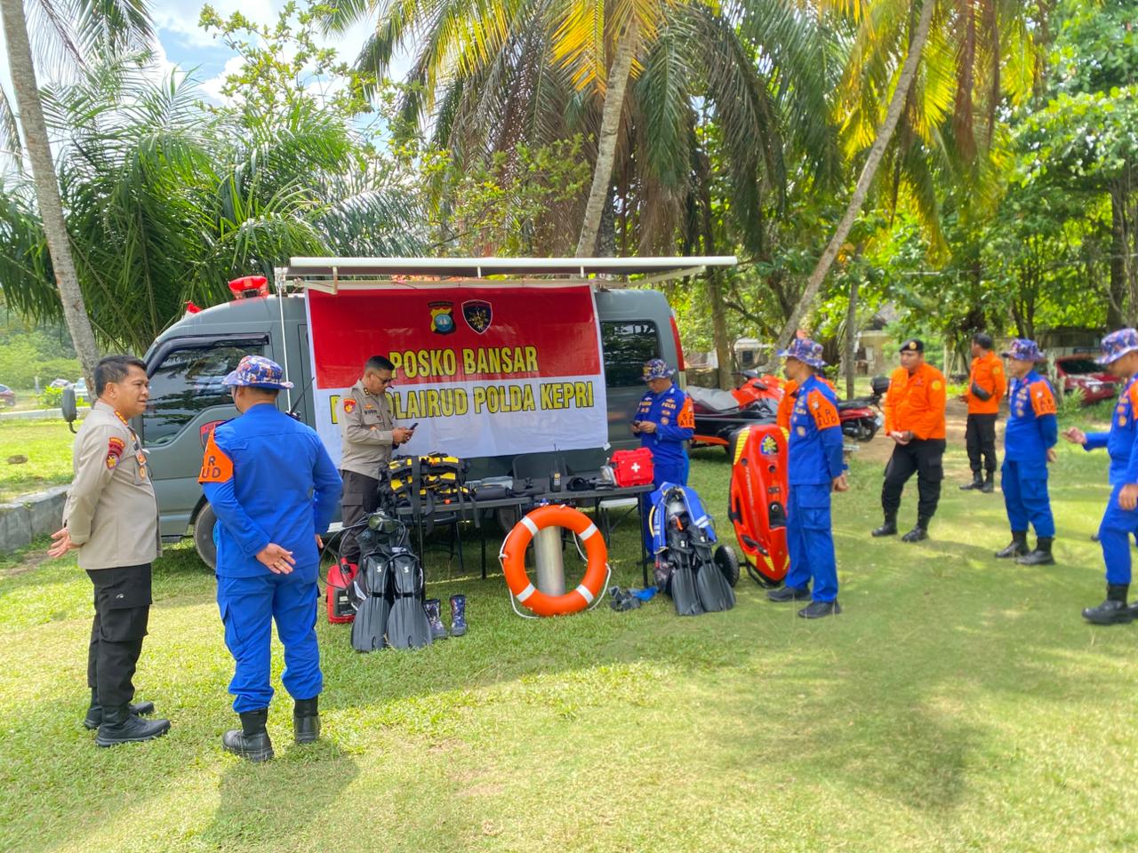 Petugas Ditpolairud Polda Kepri bersiaga di Posko BANSAR Pantai Melayu, Batam, untuk mengamankan aktivitas wisatawan selama libur Natal dan Tahun Baru. Yashinta/Batam Pos
