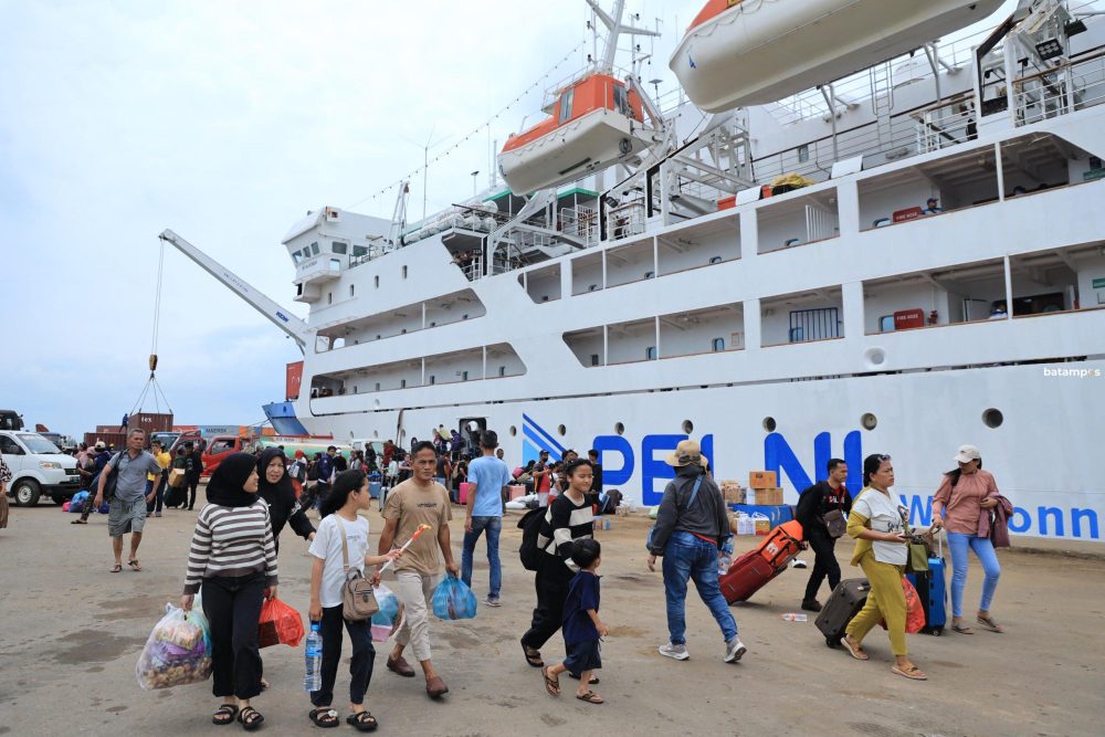 Penumpang kapal Pelni saat berada di Pelabuhan Batuampar. Foto: Renggga Yuliandra/Batam Pos