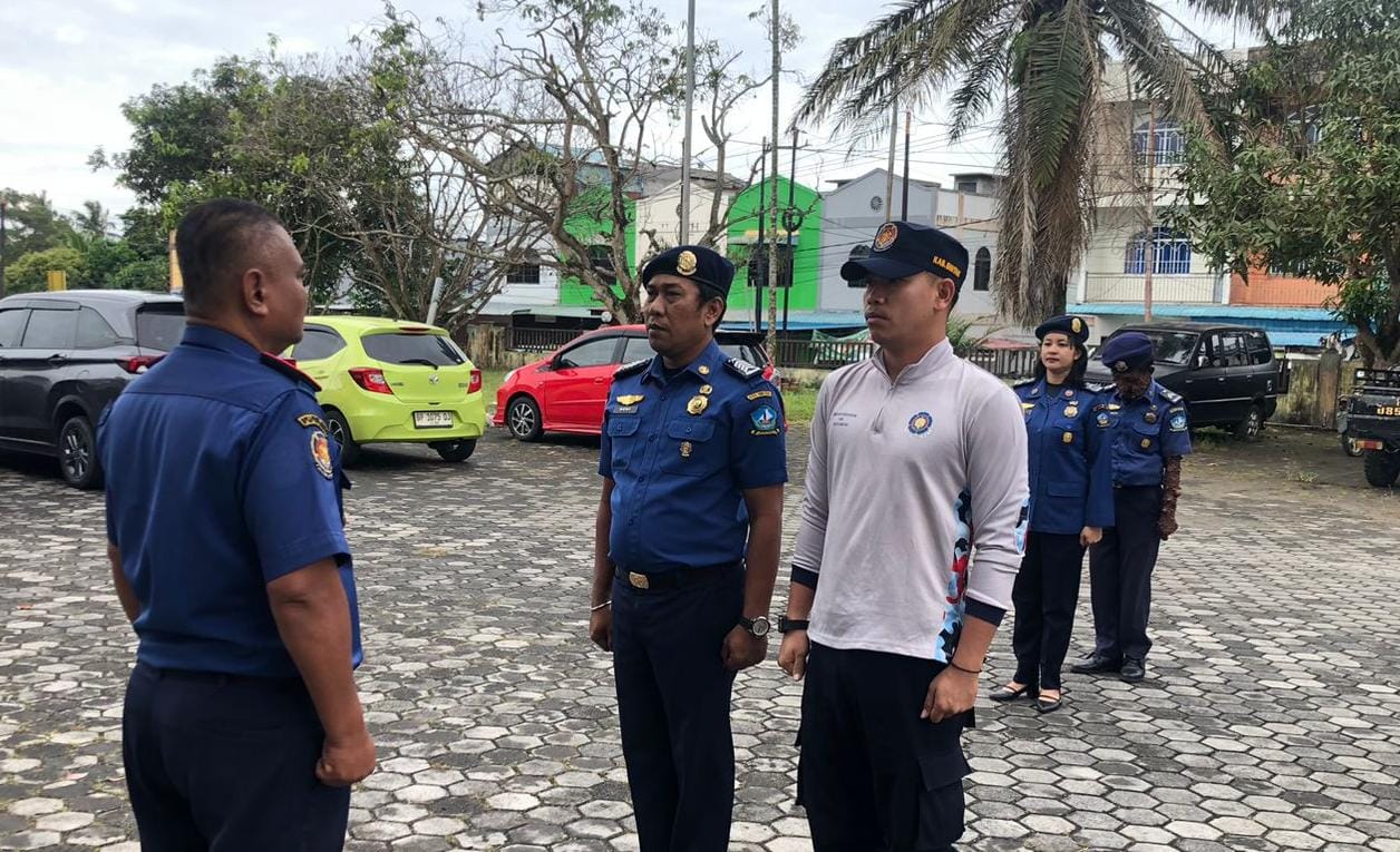 Personel Damkar mendapat arahan terkait optimalisasi pelayanan publik selama periode peringatan Nataru 2025 di halaman kantor UPT Damkar Tanjunguban, Senin (29/12/2025)
