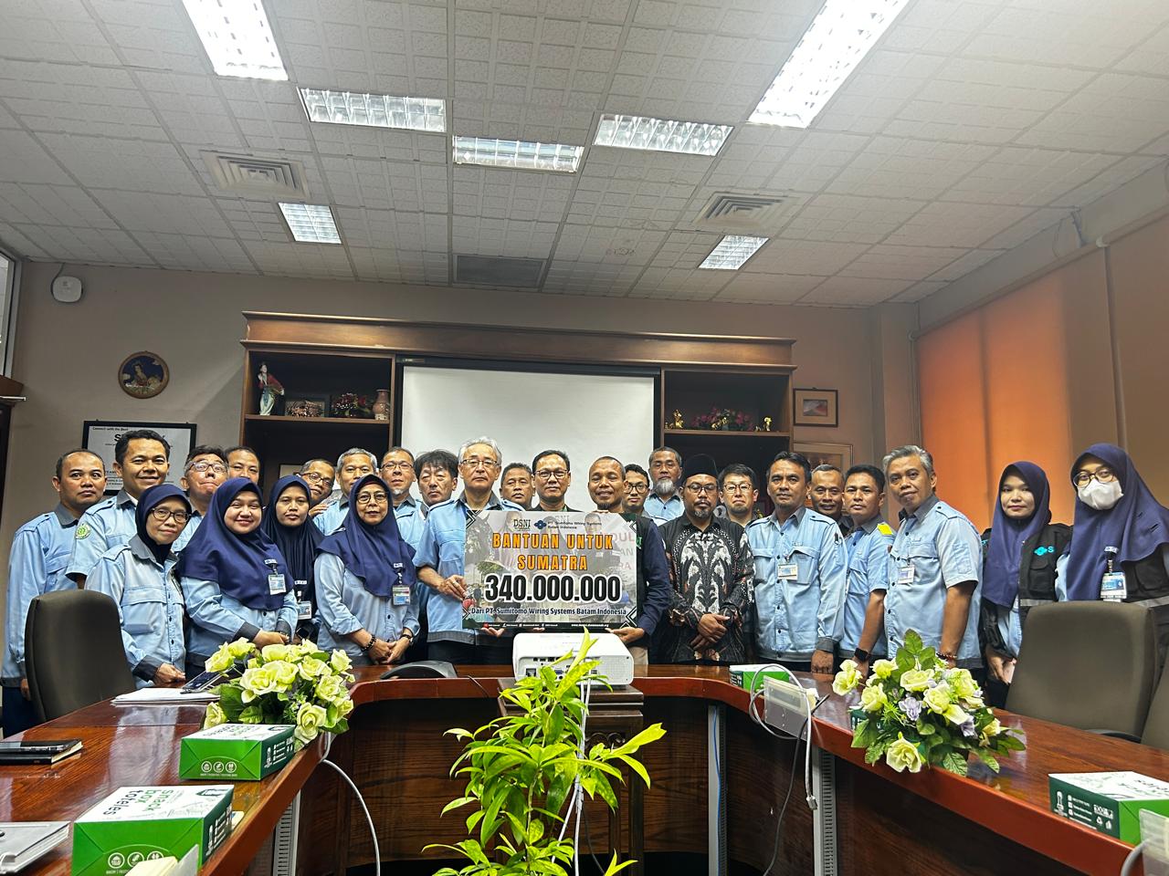KARYAWAN dan management PT SBI foto bersama pihak DSNI Amanah usai menyerahkan donasi sebesar Rp 340 juta untuk korban bencana Sumatera, Senin (29/12/2025).