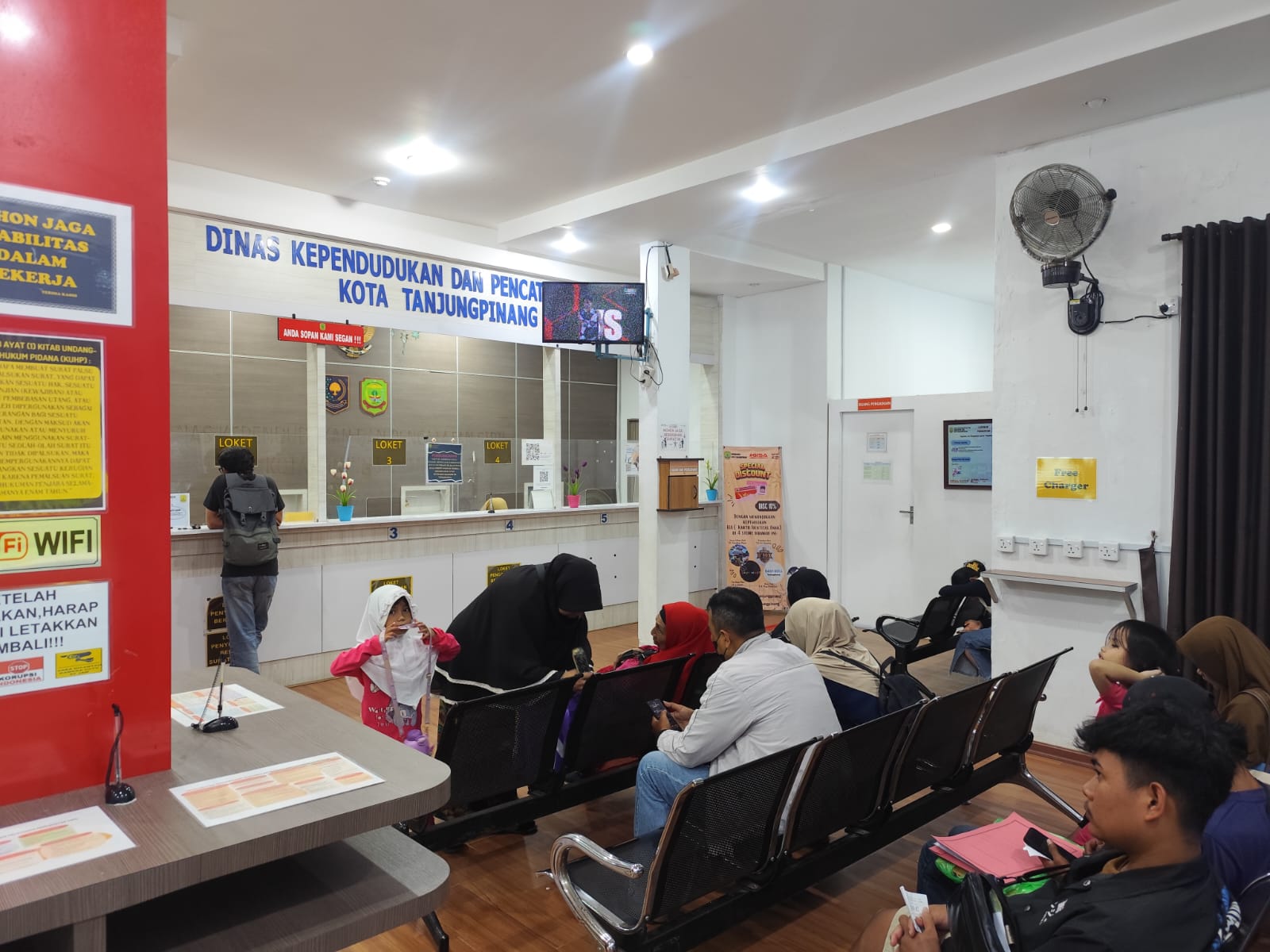 Warga Tanjungpinang saat mengurus berkas kependudukan di Kantor Disdukcapil Tanjungpinang, Senin (29/12/2025).
