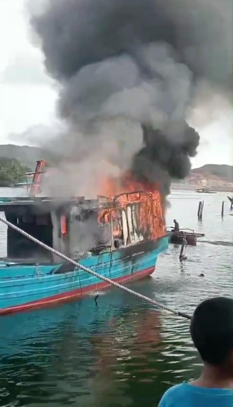 Kapal ikan milik nelayan terbakar di Perairan Tambelan, Bintan. F.Vidio Kiriman Yodi untuk Batam Pos