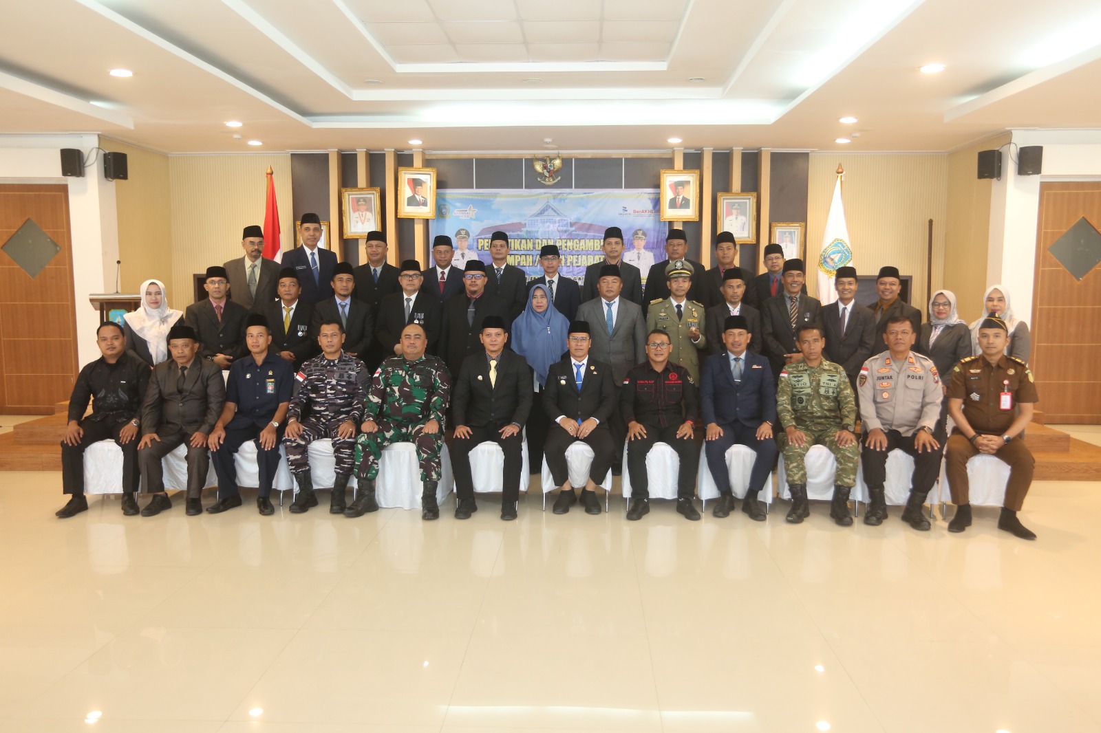 Bupati Anambas, Aneng didampingi Wakilnya, Raja Bayu foto bersama usai pelantikan pejabat Eselon II. F Adies untuk Batam Pos