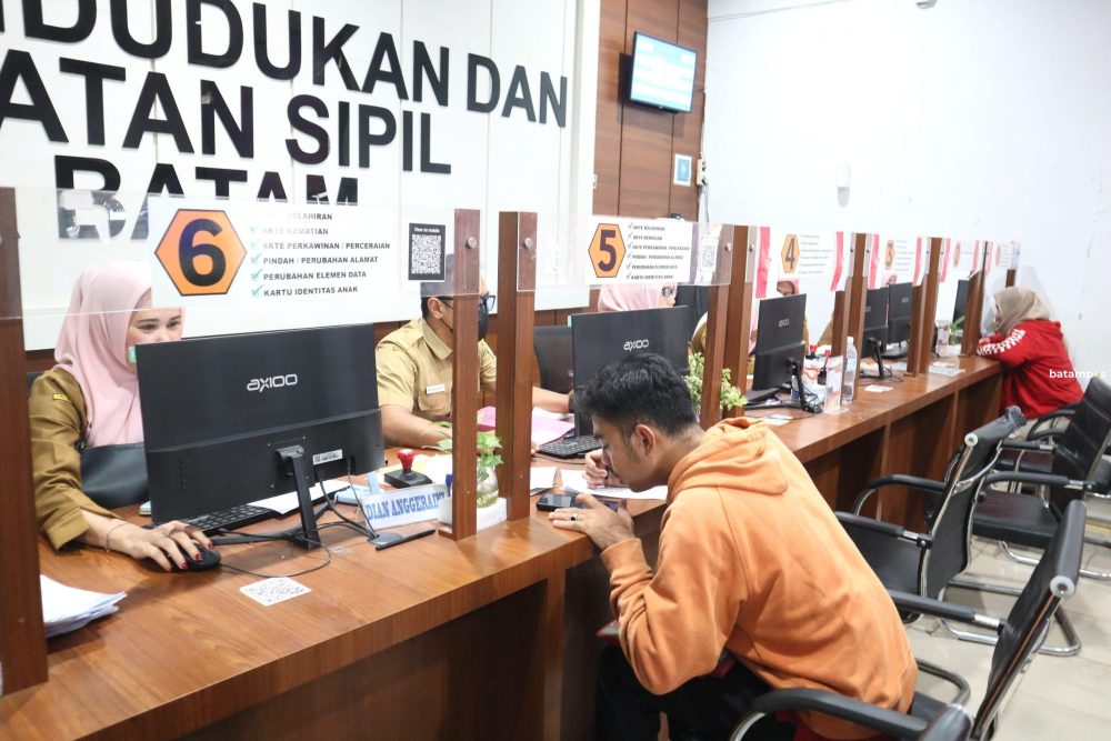 Pelayanan di Dinas Kependudukan dan Pencatatan Sipil Kota Batam. F. Cecep Mulyana/Batam Pos
