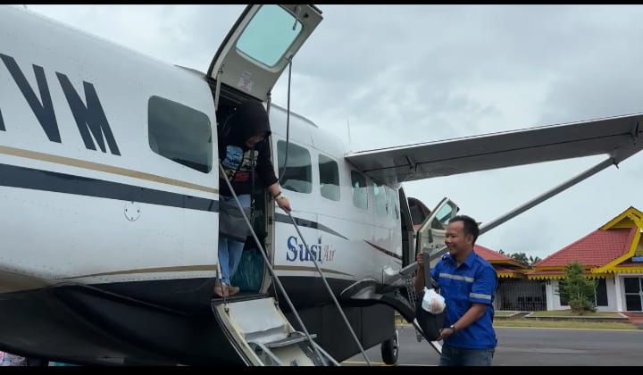 Pesawat Susi Air saat menurunkan penumpang di UPBU Kelas III Dabo Singkep beberapa waktu lalu.