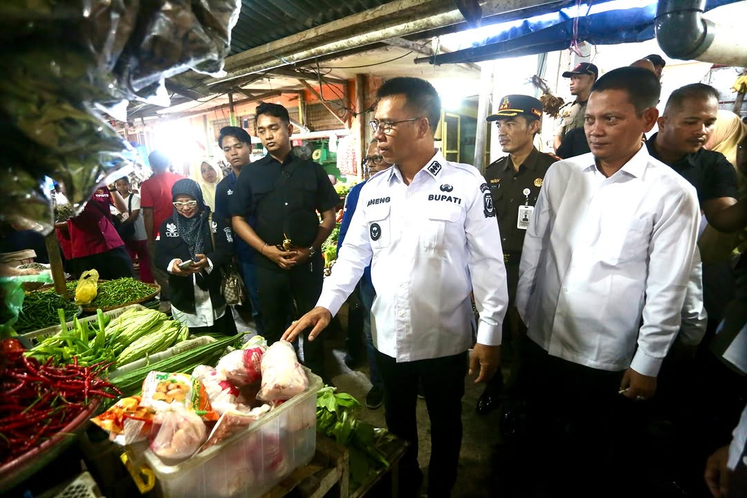 Bupati Kepulauan Anambas Aneng bersama Forkopimda saat meninjau ketersediaan dan harga bahan pokok di Pasar Inpres Tarempa. F. Frengky untuk Batam Pos