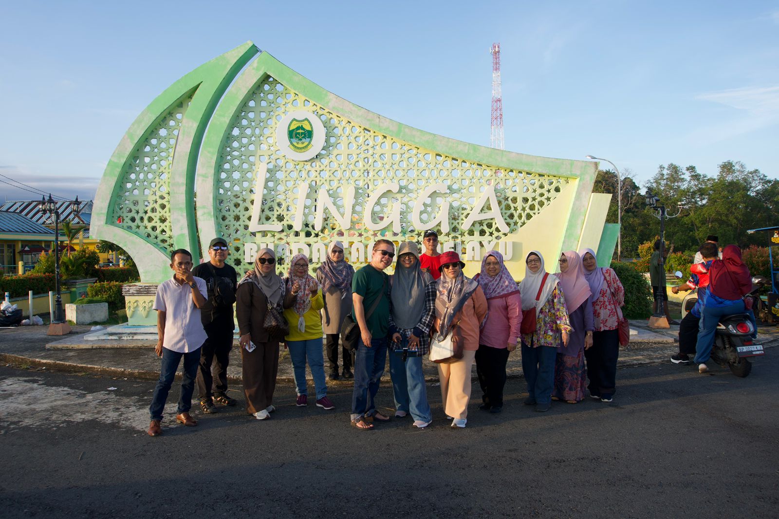 Wisatawan mancanegara menikmati panorama alam dan wisata sejarah di Kabupaten Lingga, Kepulauan Riau. F. Istimewa