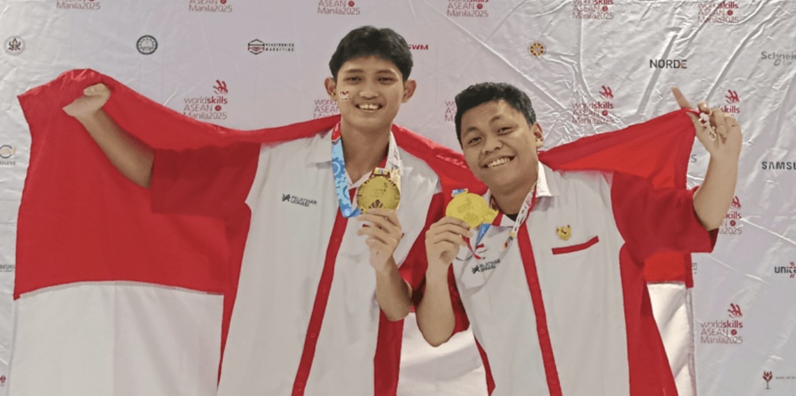 Siswa SMK Negeri 1 Batam, Farsya Firdaus dan Bryan Nathanael Saragih meraih Medali Emas di bidang Industrial Automation (Mekatronika) di WorldSkills ASEAN 2025 di Manila, Filipina. F Ist