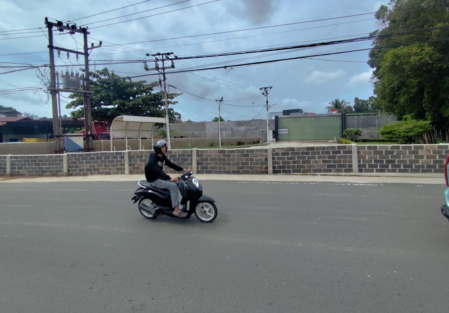 Pagar tembok yang dibangun di dekat bahu jalan tepatnya di depan akses jalan menuju pabrik Teh Prendjak, Tanjungpinang, diduga melanggar Perda, Selasa (30/12). F. Mohamad Ismail/Batam Pos