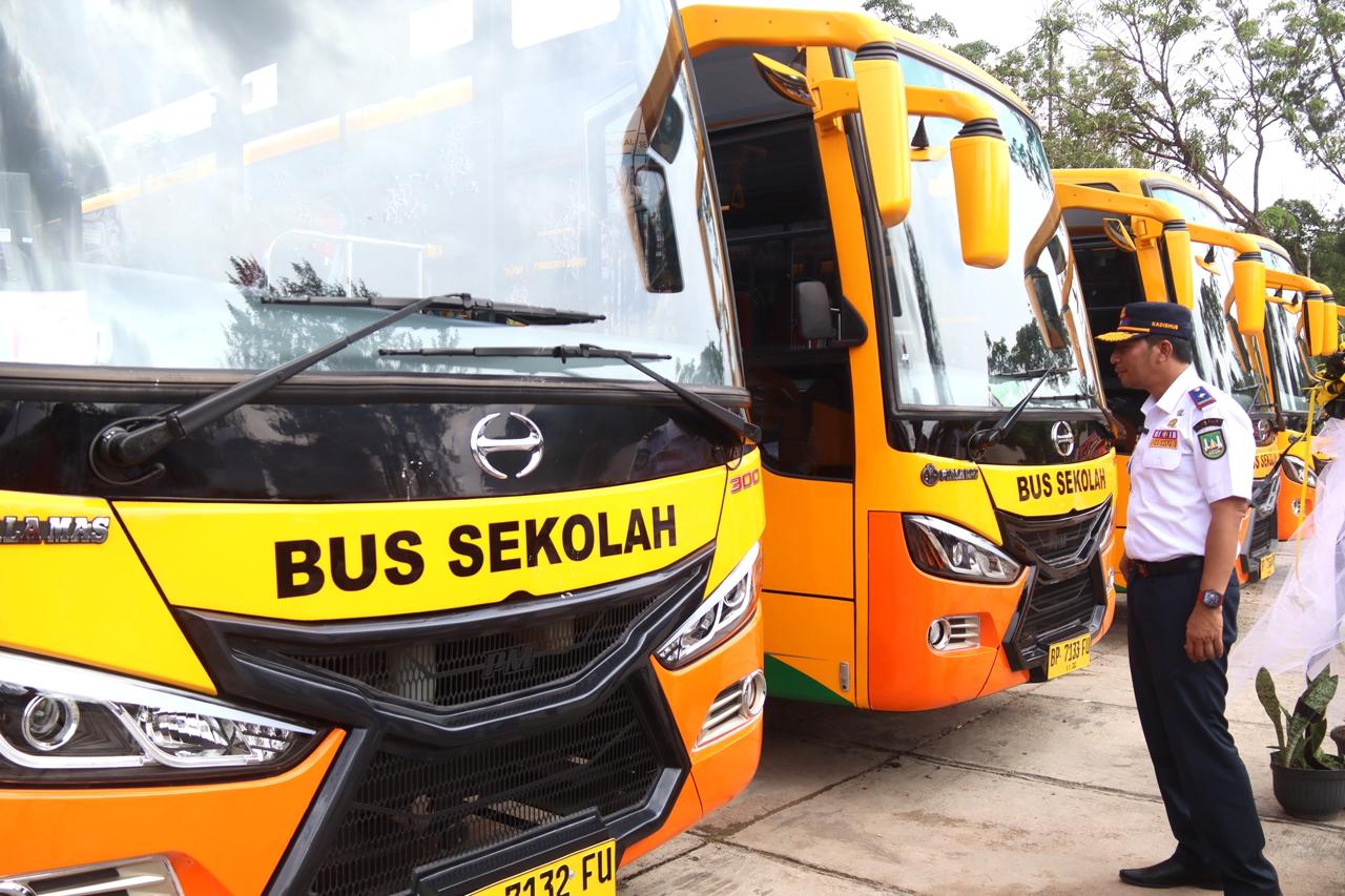 Kepala Dinas Perhubungan kota Batam Leo Putra melihat 4 unit Bus Sekolah yang siap dioperasikan di wilayah hinterland, Kecamatan Galang,  Selasa (30/12). F Cecep Mulyana/Batam Pos