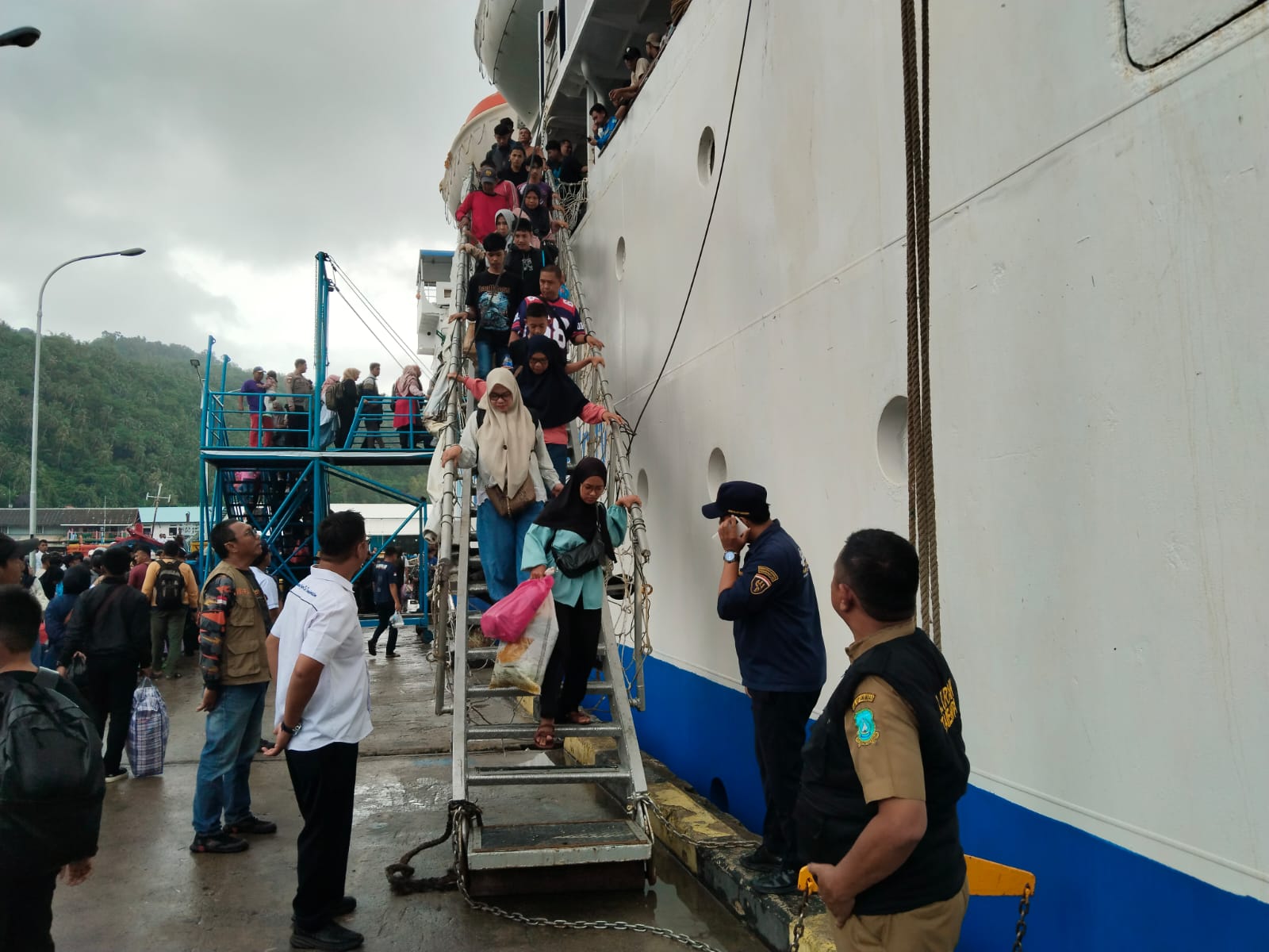 Penumpang KM Bukit Raya bersiap turun di Pelabuhan Kijang setelah menempuh perjalanan dari Kabupaten Kepulauan Anambas. F. Ihsan Imaduddin/Batam Pos