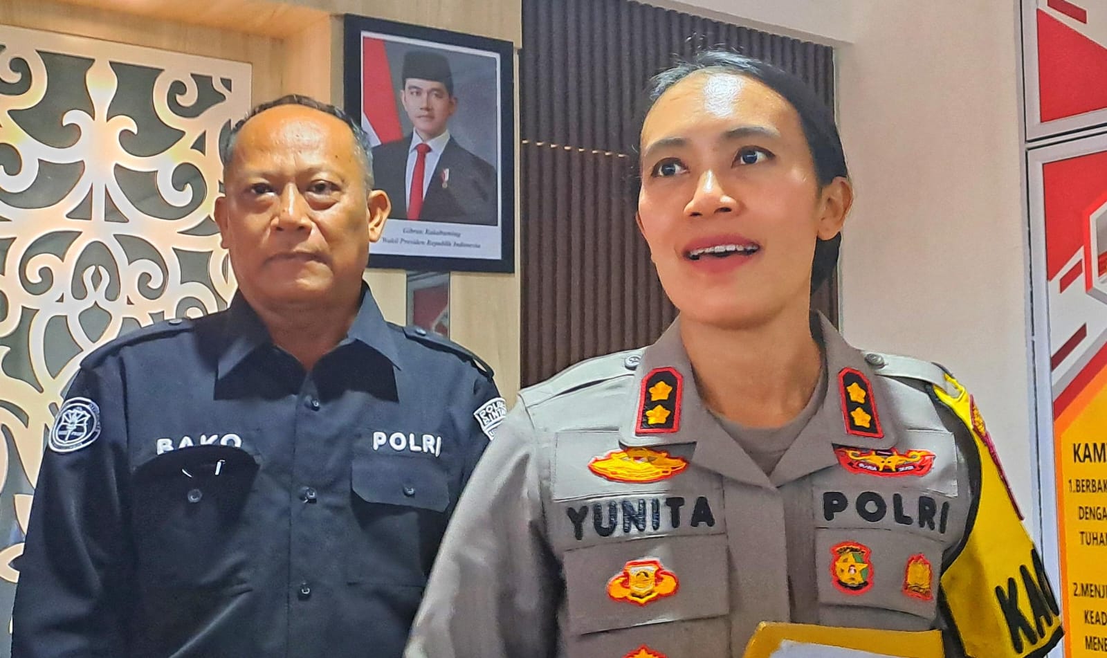 Kapolres Bintan, AKBP Yunita Stevani, didampingi Kasi Humas, Iptu H.P Bako di Mapolres Bintan, Selasa (30/12). F. Slamet Nofasusanto/Batam Pos