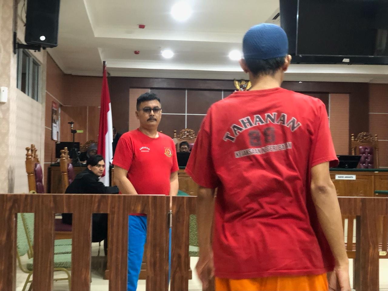 DUA terdakwa kasus kepabeanan menjalani sidang di PN Batam, Selasa (30/12/2025). F Abdul Azis Maulana