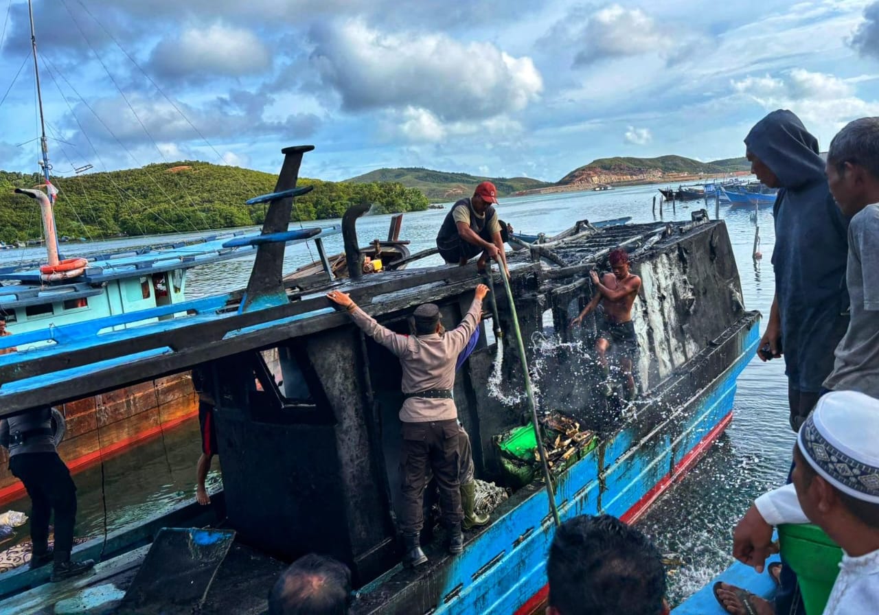 Kebabakaran kapal ikan di Perairan Tambelan, Bintan akhirnya berhasil dipadamkan, Senin (29/12) sore. F. Kiriman Abdul Rahman untuk Batam Pos
