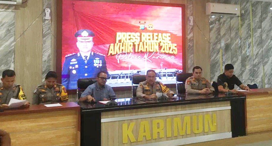 Kapolres Karimun, AKBP Robby Topan Manusiwa, memaparkan kinerja selama 2025, Selasa (30/12). F. Tri Haryono/Batam Pos
