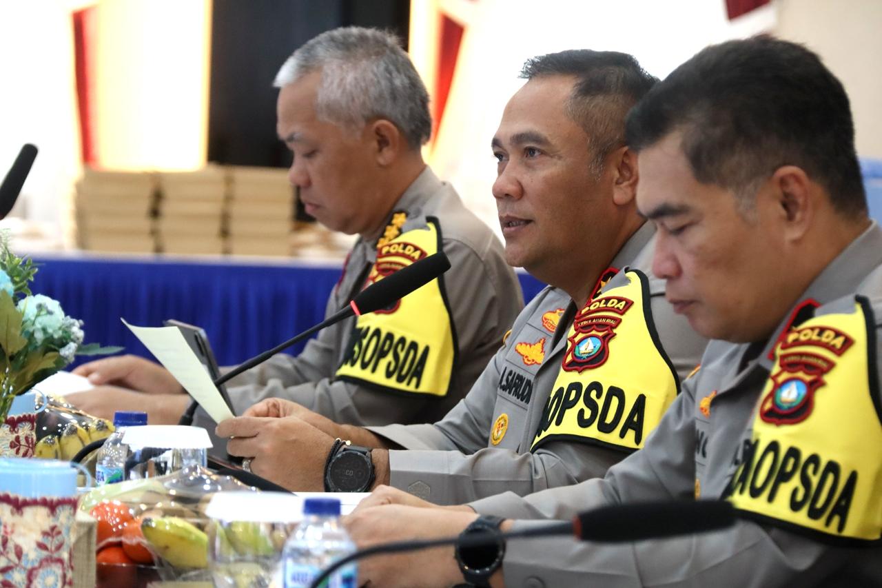 Kapolda Kepri Irjen Pol Asep Safrudin bersama Wakapolda dan Irwasda Polda Kepri memberikan pemaparan pada saat rilis akhir tahun di Mapolda Kepri, Selasa (30/12). F Cecep Mulyana/Batam