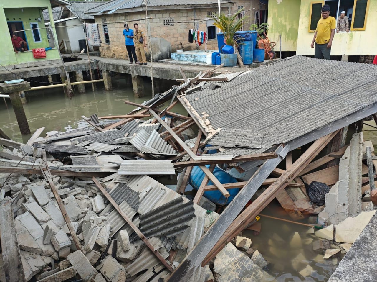Rumah Aisyah, seorang lansia di Kijang, Kecamatan Bintan Timur, roboh pada Senin (29/12) siang. F. Kiriman BPBD Bintan untuk Batam Pos