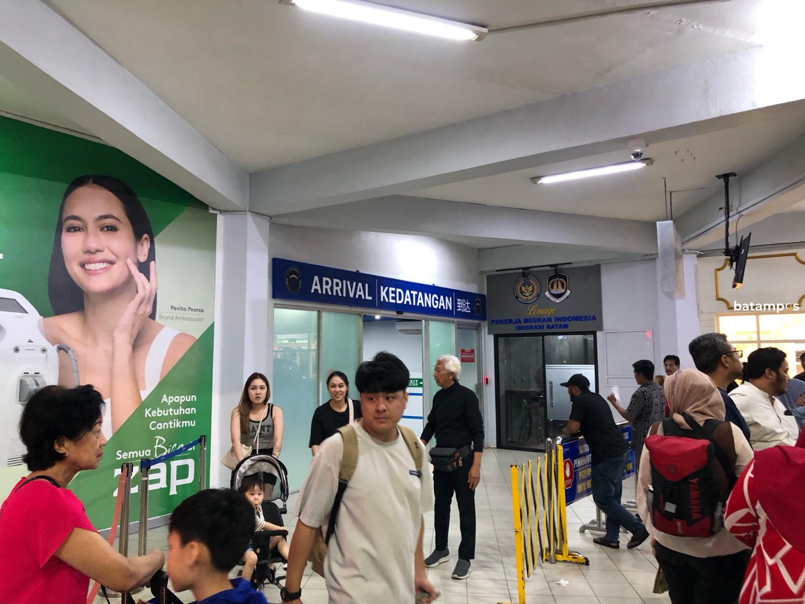 Aktivitas penumpang wisatawan mancanegara di Pelabuhan Internasional Batam Center terpantau masih ramai pada momen libur akhir tahun, Kamis (25/12). F. Aziz Maulana/Batam Pos