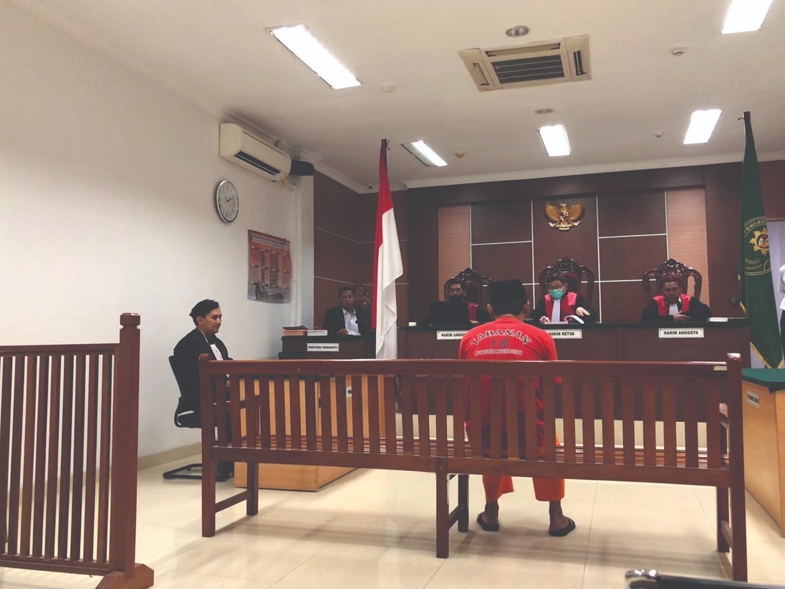 Terdakwa rokok tanpa cukai, Aderisa, duduk di kursi pesakitan Pengadilan Negeri Batam saat sidang menghadirkan saksi ahli Bea Cukai, Senin (29/12). F. Aziz Maulana/Batam Pos