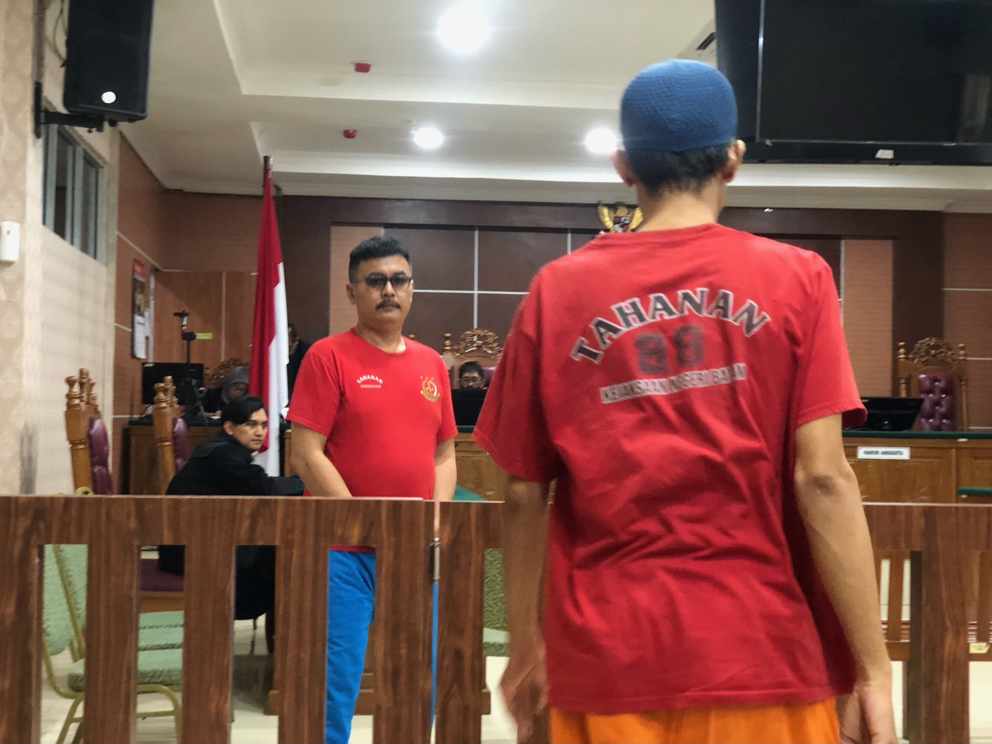 Dua terdakwa perkara kepabeanan, Mangasi Sihombing dan Edi Gunawan saat menjalani sidang di PN Batam, Selasa (30/12/2025). f. Azis Maulana/ Batam Pos