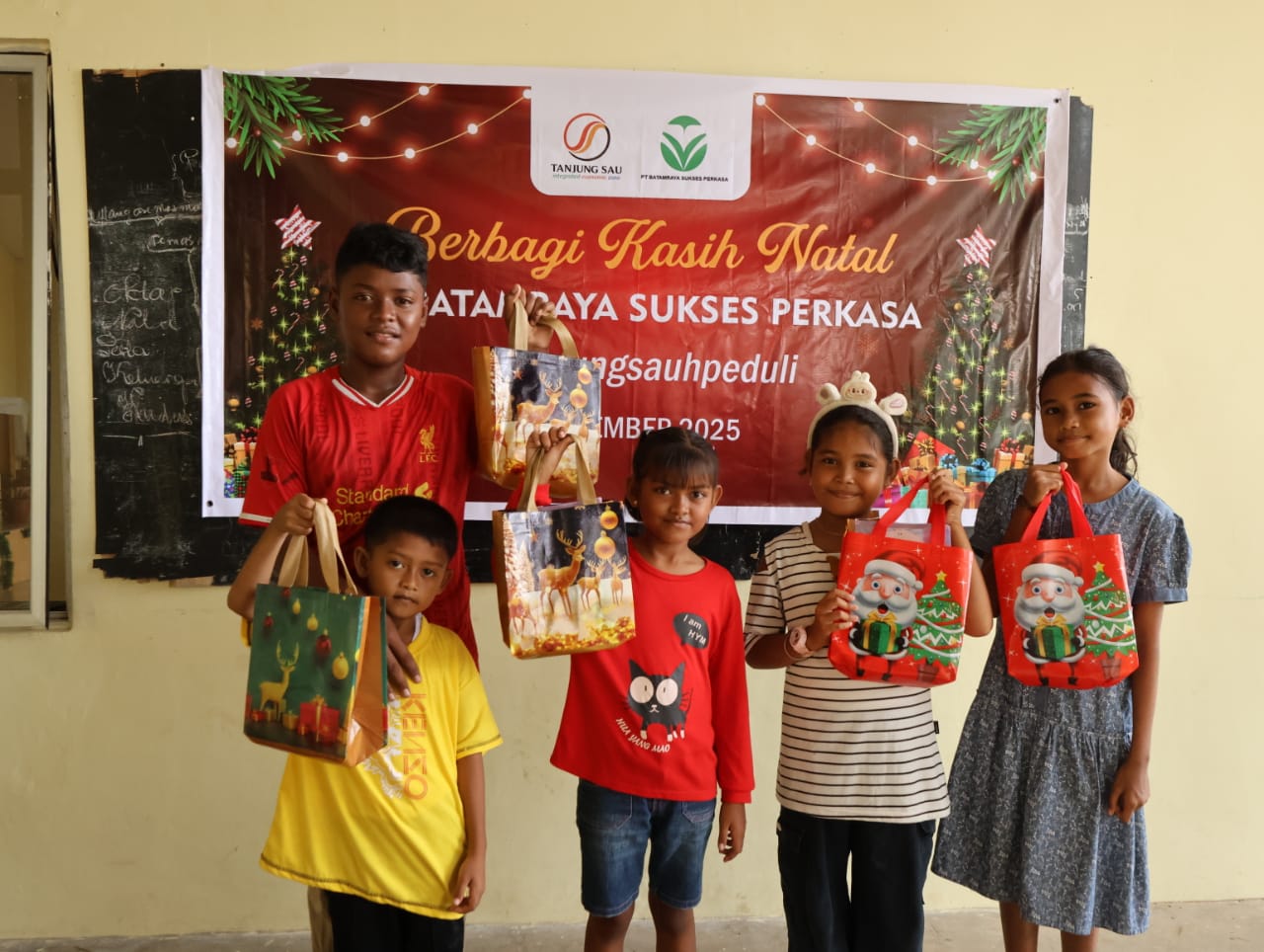 Anak-anak di sekitar Tanjung Sauh bersuka cita mendapatkan kado natal.