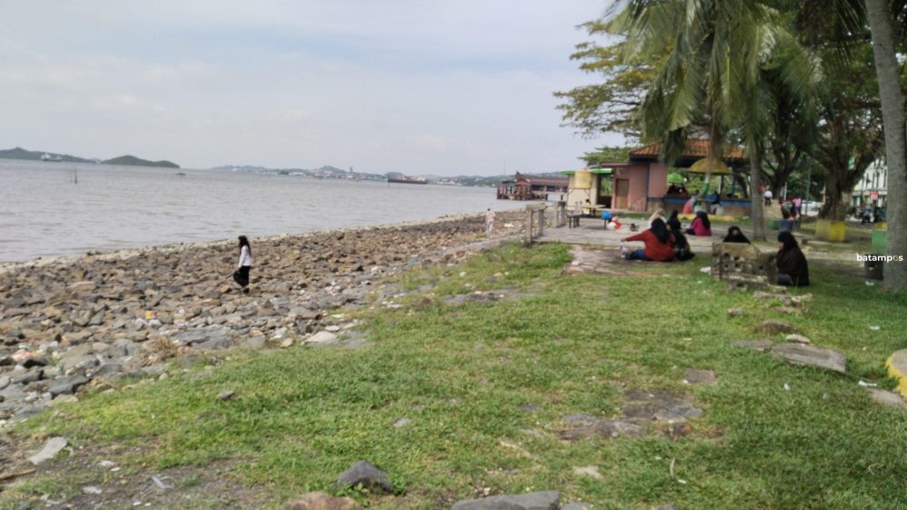 Kondisi Marina Waterfront Sekupang terkini. Tampak warga bersantai di pantai. F.Yofi Yuhendri