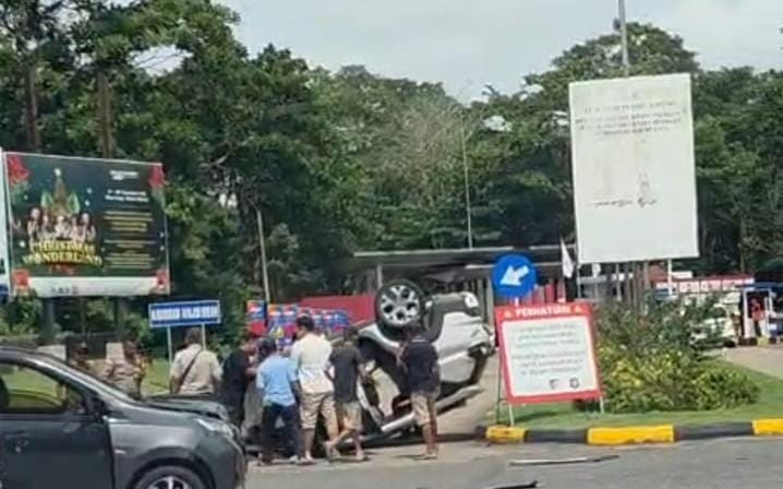 Dua mobil terlibat kecelakaan di Simpang Lagoi, Kelurahan Kota Baru, Kecamatan Teluk Sebong, Bintan pada Rabu (31/12). F. Video Kiriman Yanti untuk Batam Pos